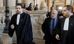 Samuel Sandler (c), et ses avocats Elie Korchia (d) et Patrick Klugman (g), à leur arrivée au procès en appel d'Abdelkader Merah, le 25 mars 2019 à Paris