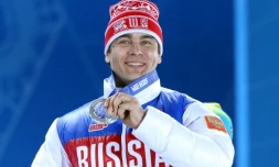 Le lugeur russe Albert Demchenko aprÚs avoir reçu sa médaille d'argent, aux JO de Sotchi le 10 février 2014