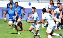 L'ouvreur du Racing 92 Dan Carter (c) tente de passer le ballon face au Castres Olympique en Top 14, le 24 septembre 2016 à Castres
