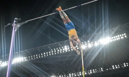 Le Suédois Armand Duplantis établit son nouveau record du monde lors de la finale du saut à la perche masculin, aux Mondiaux de Tokyo, le 15 septembre 2025