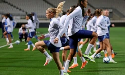 L'attaquante Eugénie Le Sommet et la défenseure Wendie Renard lors d'un entraßnement, le 22 juillet 2023 à Sydney