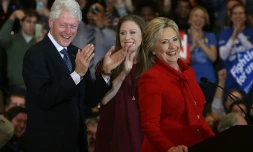 Hillary Clinton applaudie par son mari Bill Clinton et sa fille Chelsea Clinton à l'annonce des résulats de la primaire démocrate le 1er février 2016 au centre Olmsted de l'université Drake à Des Moines dans l'Iowa