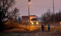 Des migrants marchent en direction de Calais, dans le Nord de la France, le 15 février 2017