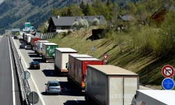 Des poids-lourds font la queue en direction de l'Italie, lors des départs pour les vacances de Pâques, le 14 avril 2017 à Chamonix