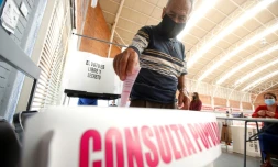 Un homme vote lors d'un référendum national à Guadalajara, dans l'État de Jalisco, au Mexique, le 1er août 2021