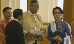 Htin Kyaw (en jaune) et la Prix Nobel de la Paix Aung San Suu Kyi (d) à Naypyidaw le 11 mars 2016