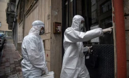 Des soignants vont tester des personnes soupçonnées d'avoir été en contact avec des malades du Covid-19 à Istanbul, le 7 mai 2020