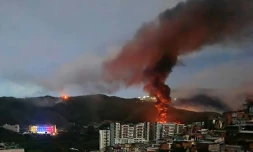 Incendie à Fuerte Tiuna, le plus grand complexe militaire du Venezuela, après des frappes américaines le 3 janvier 2026
