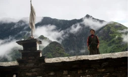 Une femme de l'éthnie tibétaine des Zhaba sur le toit de sa maison dans la vallée du fleuve Yalong, dans la province chinoise du Sichuan, le 28 mai 2017