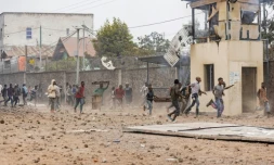 Des manifestants aux abords d'une base de la Monusco à Goma, le 26 juillet 2022 en RDC