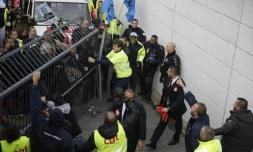 Des manifestants tentent d'entrer au comité central d'entreprise (CCE) d'Air France le 5 octobre 2015 à Roissy-en-France