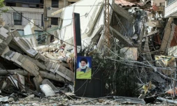 Un portrait d'Hassan Nasrallah au milieu des ruines aprÚs un bombardement israélien sur la banlieue sud de Beyrouth. Photo prise le 2 octobre 2024 pendant une visite organisée par le service de presse du Hezbollah