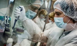 Un technicien de la police technique et scientifique exploite un ADN, le 19 juin 2014 à Ecully (près de Lyon)