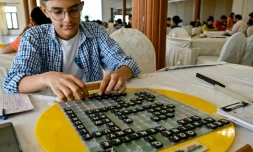 Bilal Asher, champion du monde de Scrabble des moins de 14 ans, joue contre le coach professionnel de Scrabble Waseem Khatri, le 16 février 2025 lors dun tournoi à Karachi