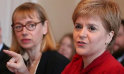 La Première ministre écossaise Nicola Sturgeon (D) à Edimbourg, le 14 mars 2017