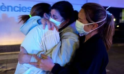 Accolade entre infirmières en Espagne, à l'hôpital de La Fe à Valence le 26 mars 2020