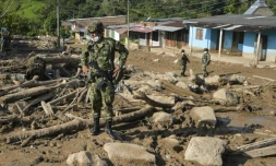 Un soldat colombien dans les décombres causés par une coulée de boue, le 4 avril 2017 à Mocoa