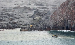Photo prise et publiée le 13 décembre 2019 par les forces néo-zélandaises recherchant des corps de victimes après l'éruption meurtrière d'un volcan sur White Island