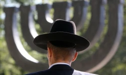 Un juif ukrainien lors d'une cĂ©rĂ©monie Ă Babi Yar, Ă Kiev, en Ukraine, oĂč 33.000 Juifs ont Ă©tĂ© tuĂ©s par balles par les Nazis les 29 et 30 septembre 1941