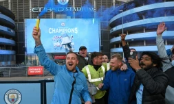 Les supporters de Manchester City en liesse devant leur stade aprÚs le sacre de champion de leur équipe consécutif à la défaite de Mnchester United, le 11 mai 2021