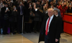 Le président élu américain Donald Trump salue la foule à New York le 22 novembre 2016