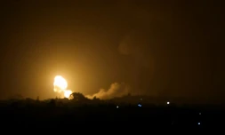 Les flammes et la fumée montent après des frappes aériennes israéliennes à Rafah dans le sud de la bande de Gaza, le 19 avril 2022