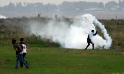 Heurts entre Palestiniens et soldats israéliens près de la frontière avec Israël, délimitée par une barrière de sécurité, le 29 décembre 2017