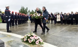 Le maire de La Faute-sur-Mer, Patrick Jouin (G), et celui de L'Aiguillon-sur-Mer, Maurice Millicent, à la cérémonie en l'honneur des victimes de la tempête Xynthia qui a fait 47 morts en février 2010, à La Faute-sur-Mer, le 1er mars 2020