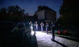 Des gendarmes prĂšs du site oĂč un avion de tourisme s'est Ă©crasĂ©, le 15 aoĂ»t 2023 Ă Lavau-sur-Loire, en Loire-Atlantique