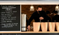 Le chef Alexandre Mazzia dans son "food-truck" Ă Marseille le 24 novembre 2020