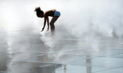 Une petite fille se rafraîchit dans le miroir d'eau de Bordeaux, le 19 juin 2017