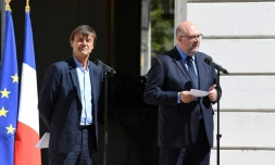 Les ministres de l'Agriculture Stéphane Travert (d) et de la Transition écologique Nicolas Hulot, lors d'une conférence de presse, le 22 juin 2018 à l'hôtel Cassini, à Paris