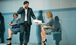 Les acteurs de la piĂšce "gens ordinaires" sur scĂšne le 14 juin 2016 Ă Sibiu en Roumanie