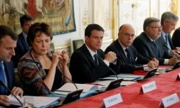 Le Premier ministre Manuel Valls lors d'une réunion à Matignon avec les pétroliers et les transporteurs le 28 mai 2016 à Paris