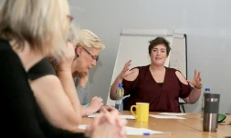 L'enseignante Caoimhe Ní Chathail, lors d'une classe de chansons traditionnelles irlandaises, le 17 octobre 2017 à Belfast