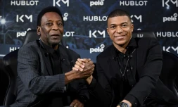 Le joueur du PSG Kylian Mbappé et la légende Pelé lors d'un entretien avec l'AFP à l'Hôtel Lutetia à Paris le 2 avril 2019