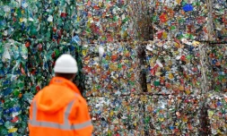 Un employé du syndicat de collecte des déchets Kerval, à Ploufragan, le 21 août 2018