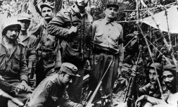 Fidel Castro, entouré des commandants de la guerilla (DàG), le capitaine Juan Almeida, le capitaine George Sotus, le capitaine Crescentio Perez, le lieutenant Universo Sanchez, le docteur Ernesto Guevara, le capitaine Guillermo Garcia et agenouillé, le frère de Fidel Castro, le capitaine Raul Castro, le 1er juin 1957 à La Havane