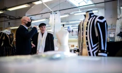 Le chorégraphe français Pierre Lacotte (d) regarde les costumes préparés dans l'atelier de couture de l'Opéra de Paris pour le ballet "Le Rouge et le Noir", le 2 avril 2021