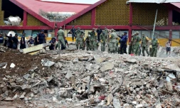 Des soldats mexicains débarassent des gravats après un violent séisme de magnitude 8,2, le 8 septembre 2017 à Juchitan de Zaragoza (Etat d' Oaxaca)