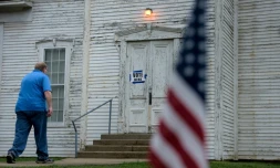 Un électeur américain se dirige vers un bureau de vote pour la primaire dans l'Ohio le 15 mars