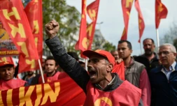 Un manifestant défile le 1er mai 2017 à Istanbul quelques instants avant son arrestation par la police anti-émeute