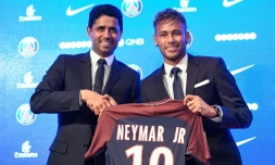 Neymar Jr, le joueur le plus cher de l'histoire, a rejoint le PSG de Nasser Al-Khelaïfi, ici au Parc des Princes, le 4 août 2017 