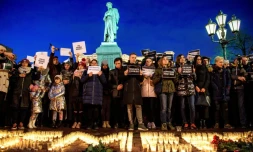 Des personnes rassemblées à Moscou, le 27 mars 2018, en hommage aux victimes de l'incendie d'un centre commercial à Kemerovo, en Sibérie