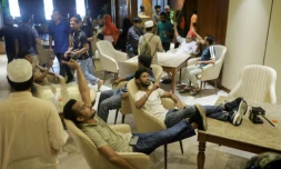 Des manifestants anti-gouvernementaux se prélassent dans le palais de l'ex-PremiÚre ministre Sheikh Hasina, le 5 août 2024 à Dacca, au Bangladesh