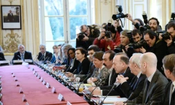 Le patron du Medef, Pierre Gattaz (4èmeD) et le secrétaire général de la CGT, Philippe Martinez (5èmeD) lors d'une réunion à Paris le 25 février 2015