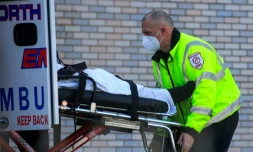 Arrivée d'un malade atteint de la Covid-19 aux urgences du centre médical à North Bergen (New Jersey), le 11 décembre 2020