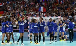 Les handballeuses françaises célèbrent leur victoire contre l'Allemagne en quart de finale du tournoi olympique, le 6 août 2024 à Villeneuve-d'Ascq