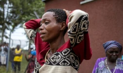 La parente d'une victime de l'attaque contre le lycée de Mpondwe pleure devant la morgue de l'hôpital général de Bwera, le 18 juin 2023

