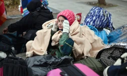 Une fillette afghane dans un campement de migrants, installé dans le centre AthÚnes, le 11 décembre 2015